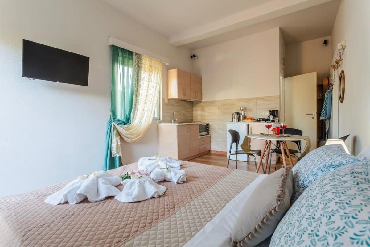 Summer Rose Garden Getaway - A Step To The Beach Kalamata Extérieur photo
