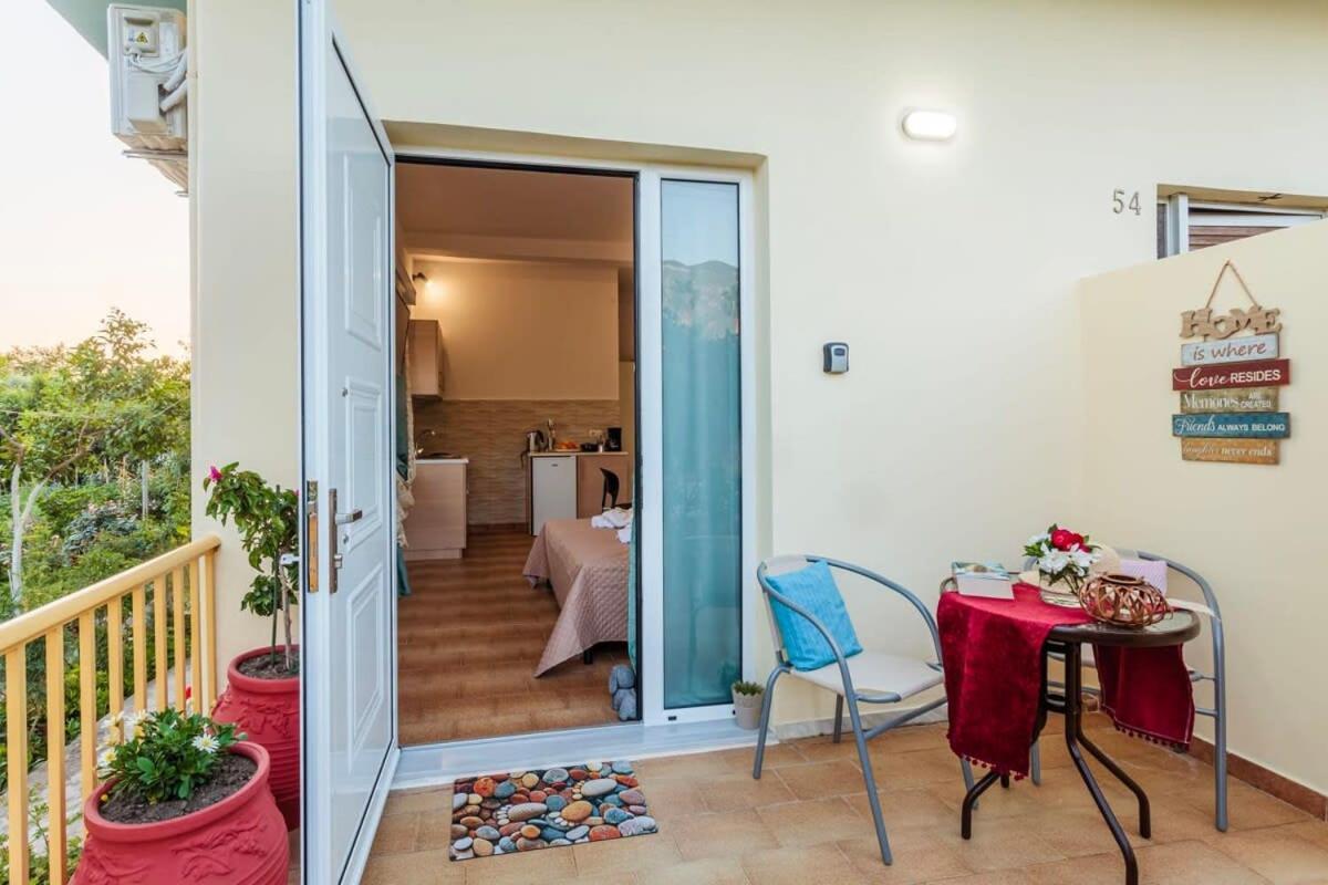 Summer Rose Garden Getaway - A Step To The Beach Kalamata Extérieur photo