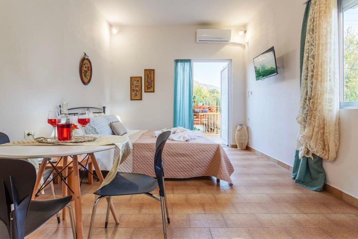 Summer Rose Garden Getaway - A Step To The Beach Kalamata Extérieur photo