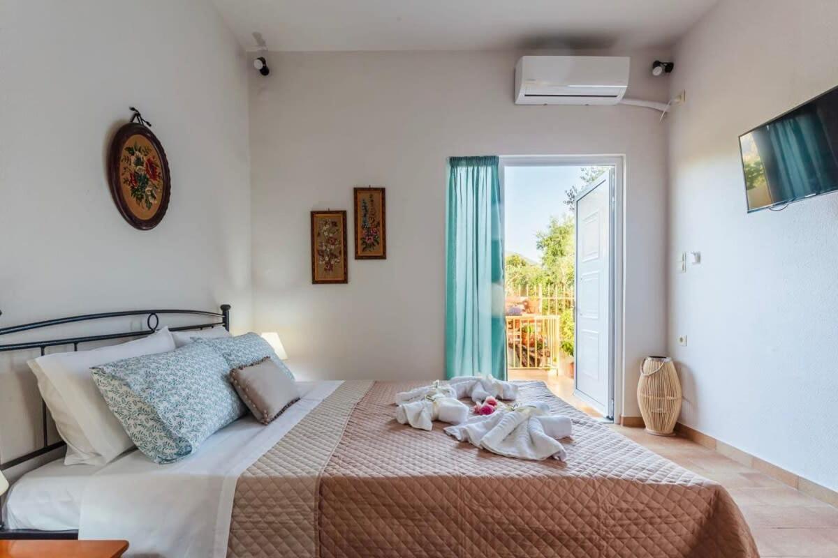 Summer Rose Garden Getaway - A Step To The Beach Kalamata Extérieur photo