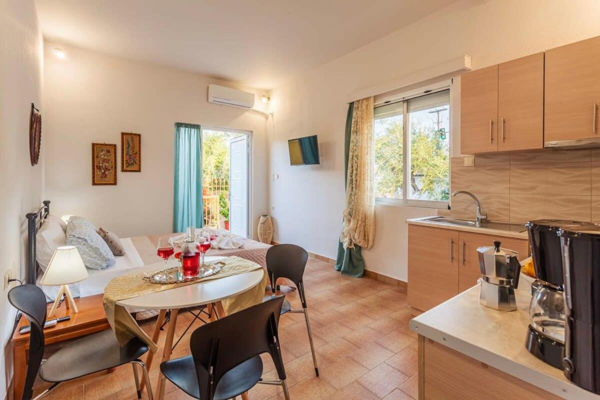 Summer Rose Garden Getaway - A Step To The Beach Kalamata Extérieur photo